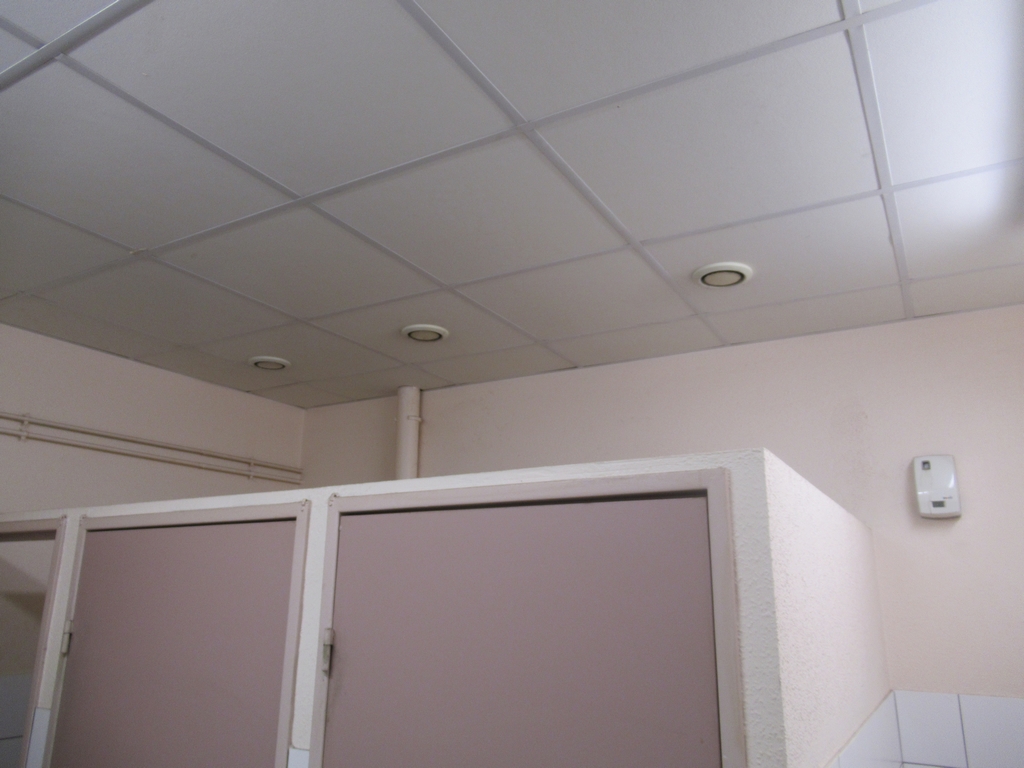 Bouches d'extraction de ventilation dans une école